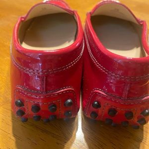 Red Tods patent leather 🥰 This fire red shoe will add all day Comfort